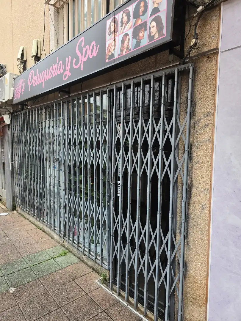 Vista exterior de Local en venda en Alcobendas amb Aire condicionat