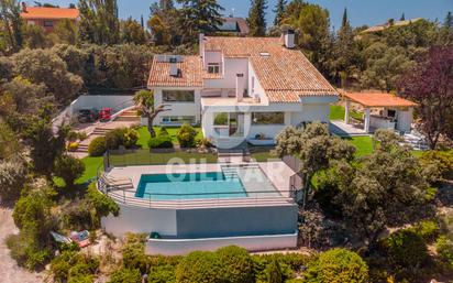 Vista exterior de Casa o xalet en venda en Las Rozas de Madrid amb Calefacció, Jardí privat i Piscina