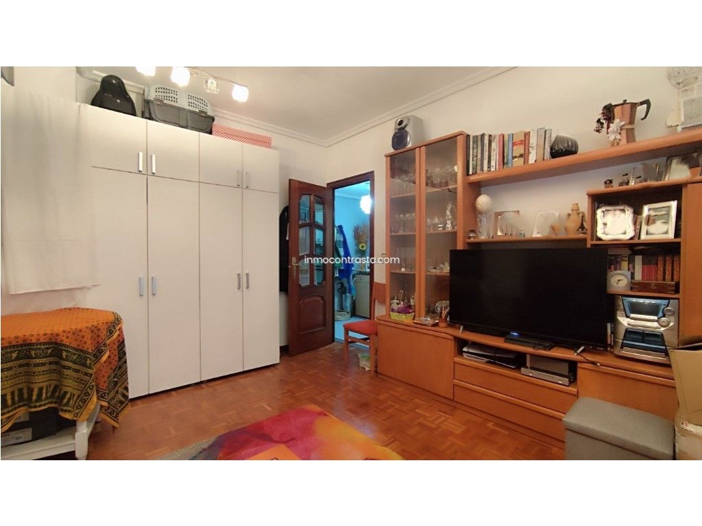 Sala d'estar de Pis en venda en Vitoria - Gasteiz amb Jardí privat, Terrassa i Moblat