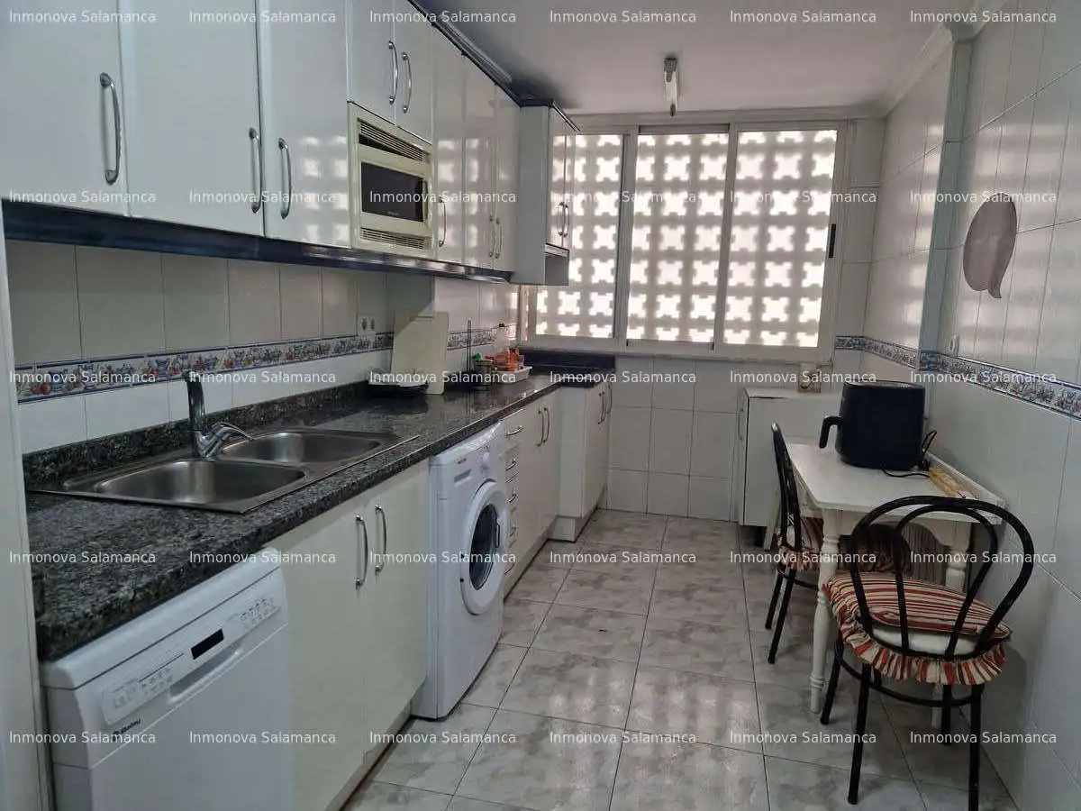 Cocina de Piso de alquiler en Salamanca con Calefacción, Amueblado y Horno
