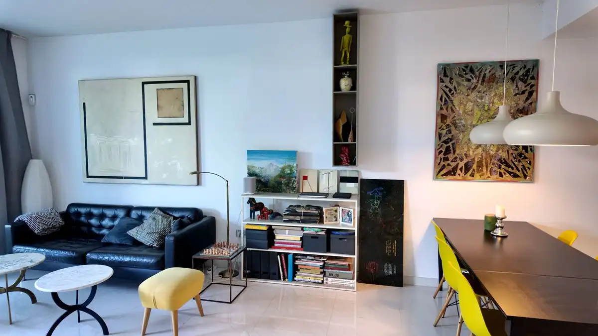 Wohnzimmer von Wohnung zum Verkauf in Estepona mit Klimaanlage, Privatgarten und Terrasse