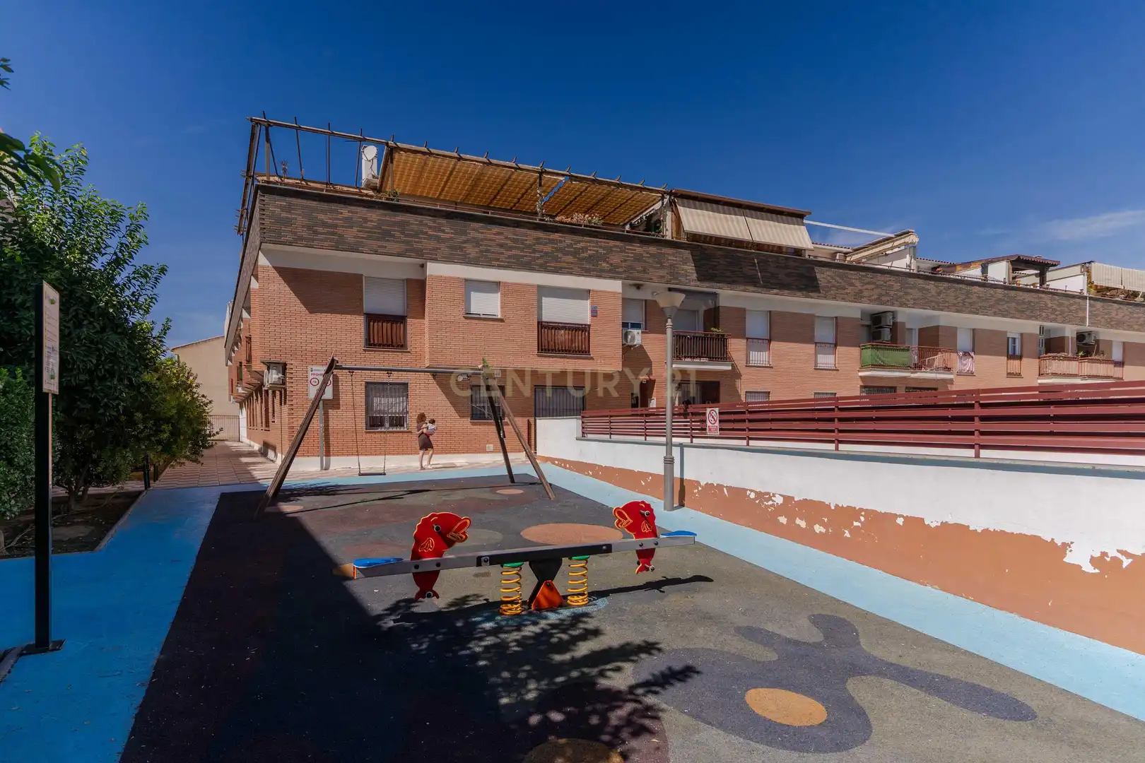 Vista exterior de Apartament en venda en Churriana de la Vega amb Jardí privat i Piscina comunitària