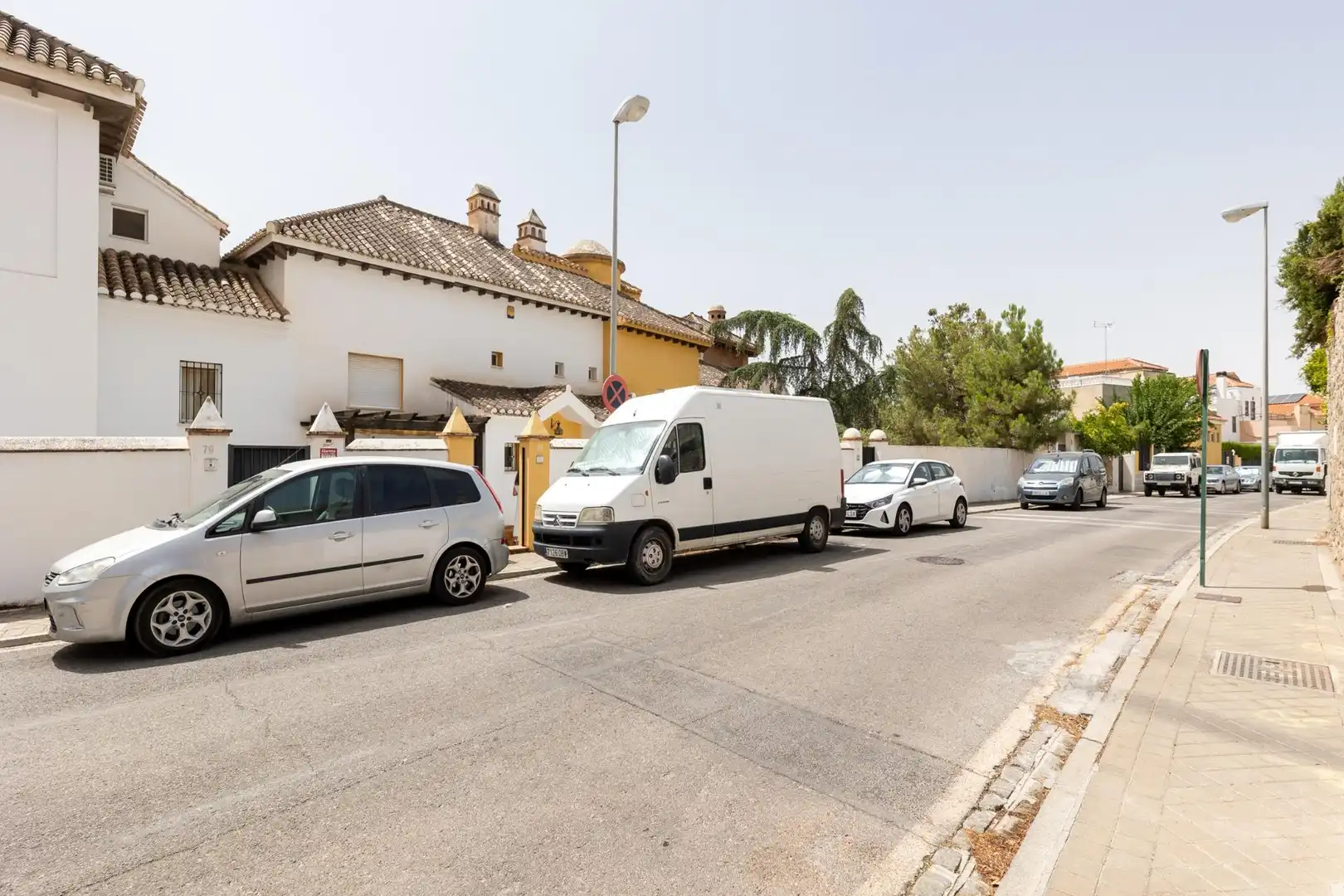 Außenansicht von Einfamilien-Reihenhaus zum Verkauf in Granada mit Klimaanlage, Heizung und Privatgarten