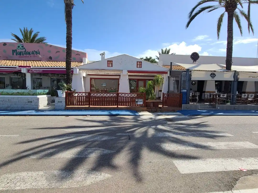 Vista exterior de Local en venda en La Manga del Mar Menor amb Aire condicionat, Calefacció i Terrassa