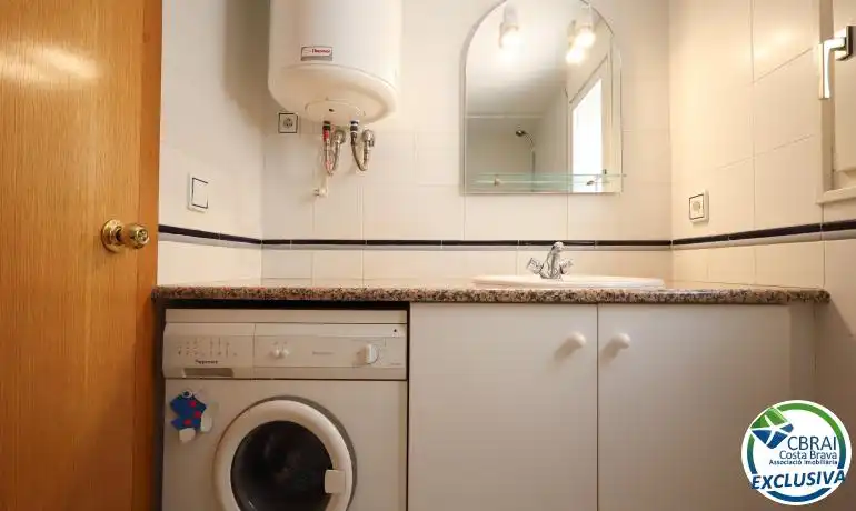 Bathroom of Apartments for sale in Llançà  with Air Conditioner, Heating and Terrace