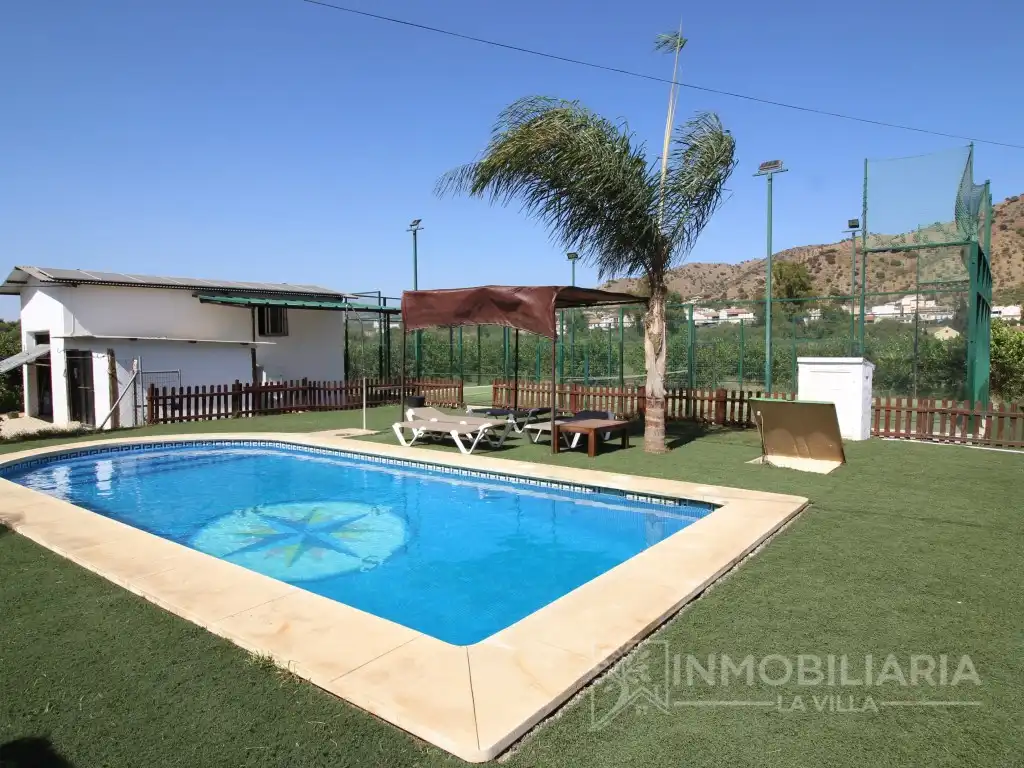 Vista exterior de Casa o xalet en venda en Álora amb Aire condicionat, Jardí privat i Terrassa