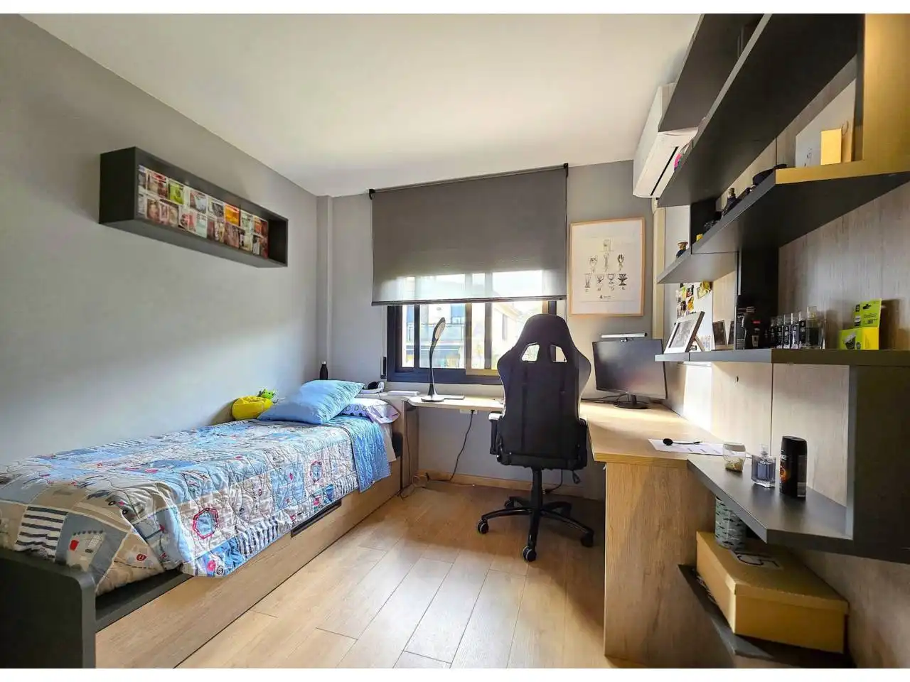Habitación de Casa adosada en venta en Vilanova i la Geltrú con Aire acondicionado, Calefacción y Jardín privado