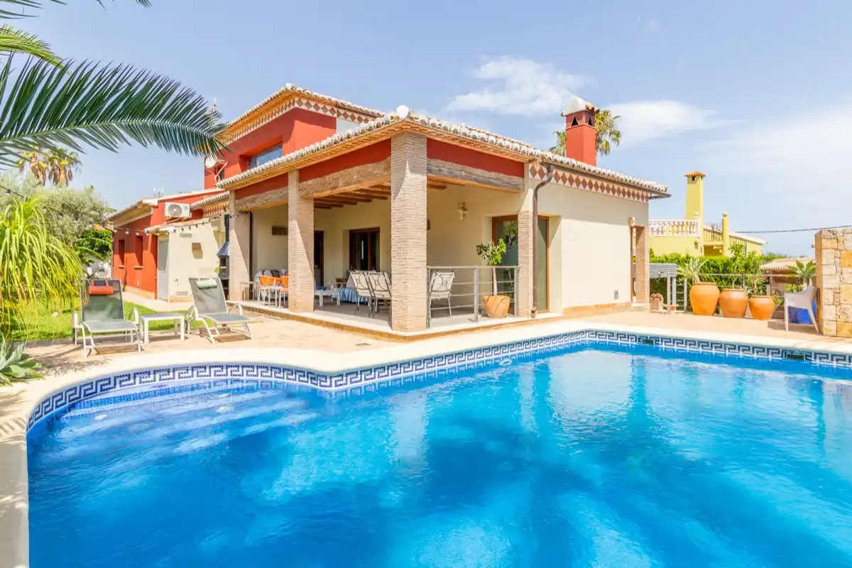 Detached house with pool for sale in El Montgó