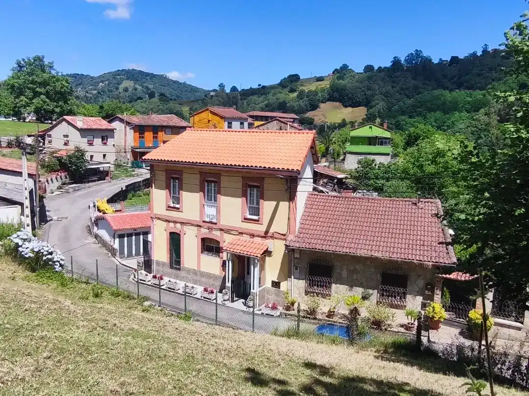 Vista exterior de Casa adosada en venda en Langreo amb Jardí privat, Traster i Moblat