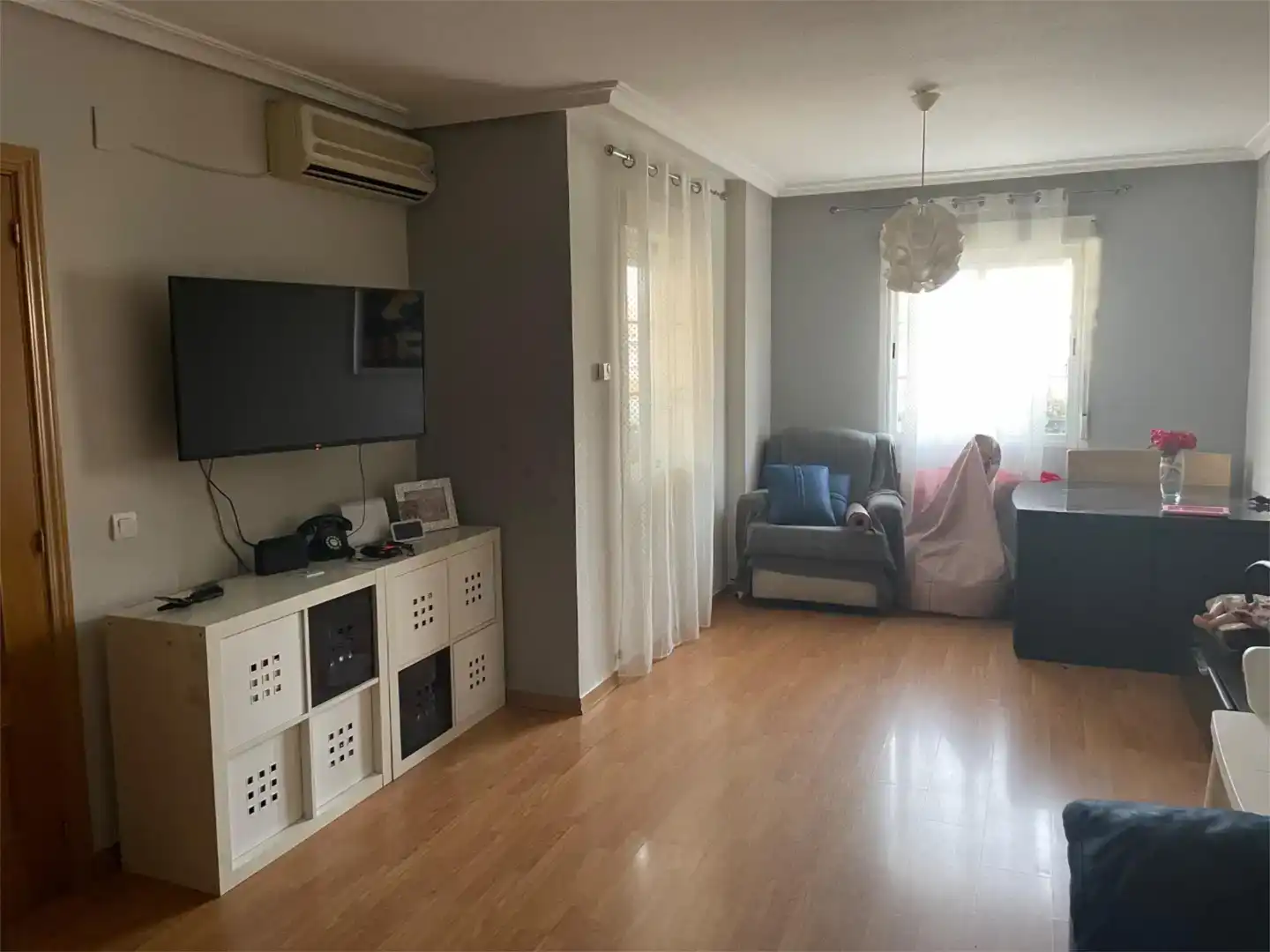 Sala d'estar de Casa adosada en venda en Navalmoral de la Mata amb Aire condicionat i Balcó
