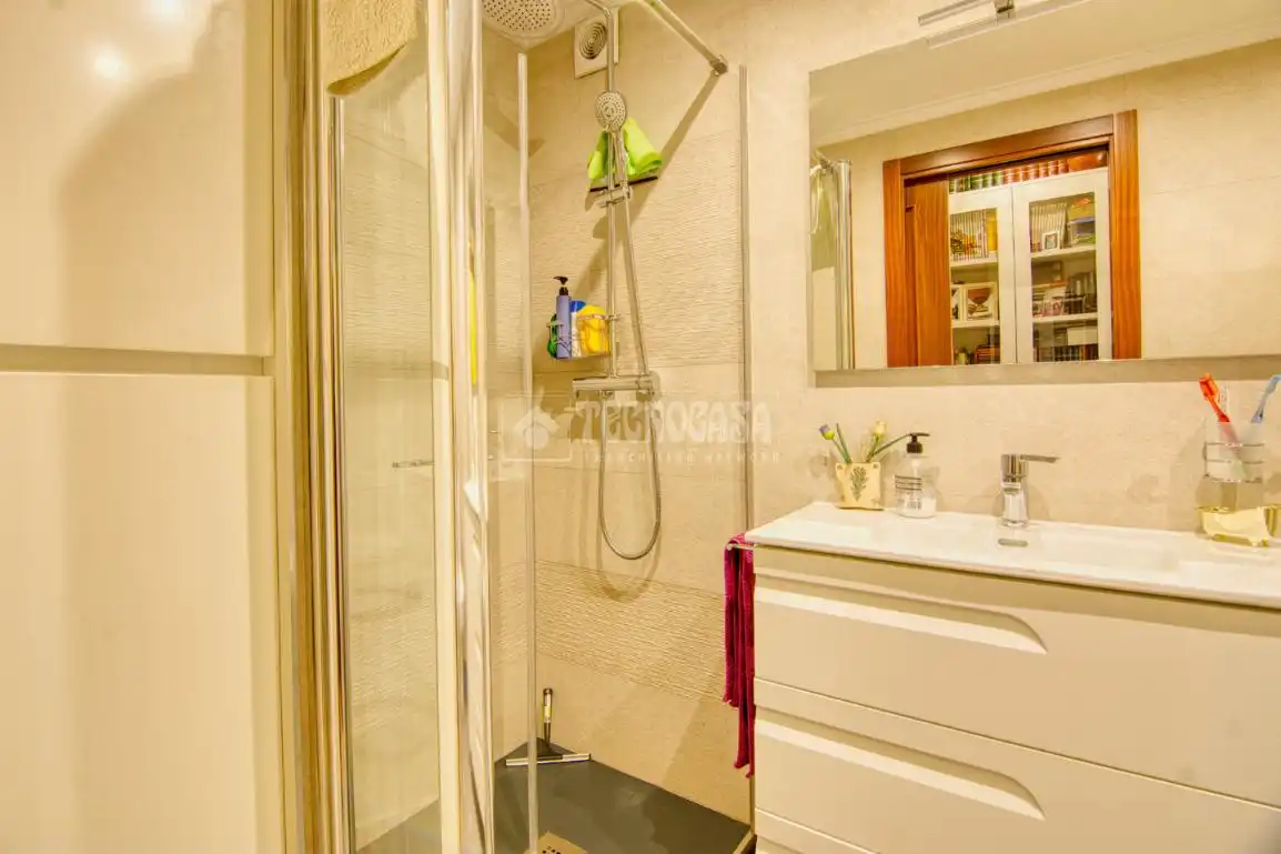 Badezimmer von Wohnung zum Verkauf in Santander mit Abstellraum