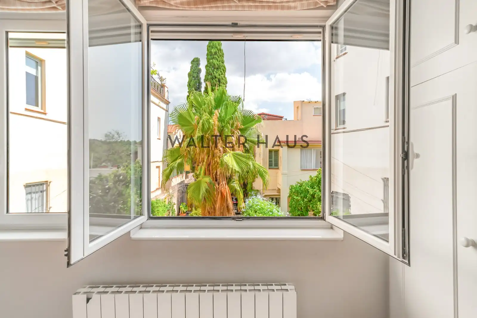Vista exterior de Dúplex en venda en Barcelona amb Aire condicionat, Calefacció i Jardí privat