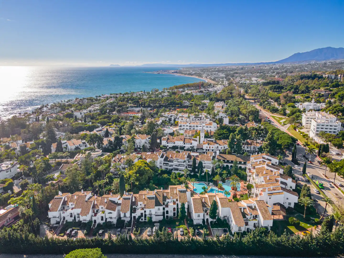 Vista exterior de Àtic en venda en Marbella amb Aire condicionat, Terrassa i Piscina