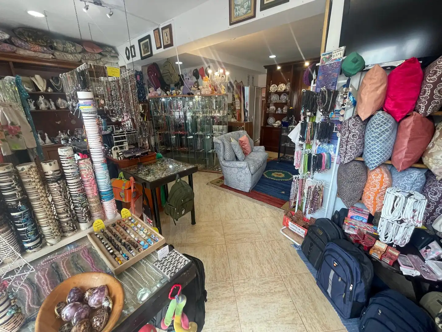 Local comercial en traspàs a Ametllers - Poble-Sec