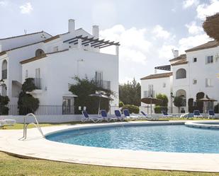 Jardí de Casa adosada en venda en Estepona amb Aire condicionat, Terrassa i Piscina