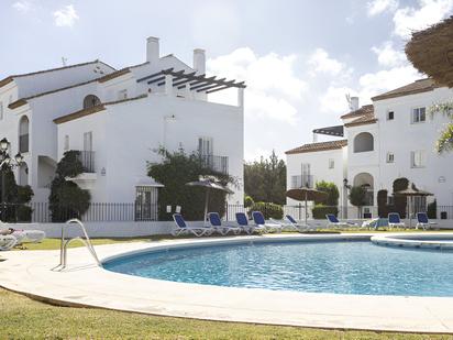 Jardí de Casa adosada en venda en Estepona amb Aire condicionat, Terrassa i Piscina