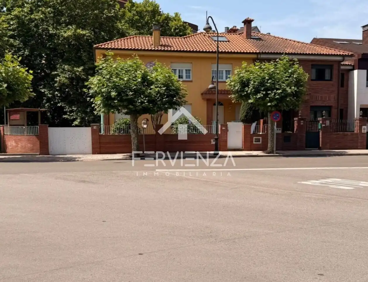 Vista exterior de Casa adosada en venda en Castrillón