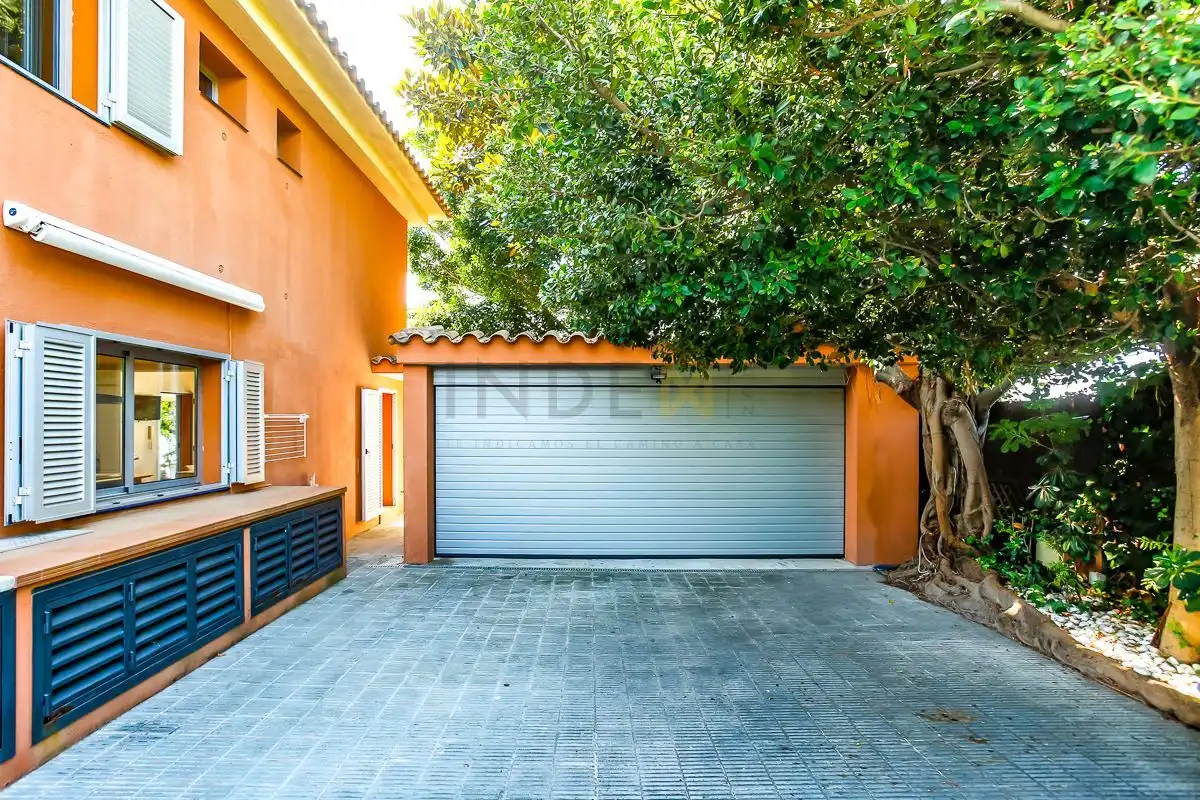 Vista exterior de Casa o xalet de lloguer en Vilanova i la Geltrú amb Aire condicionat, Calefacció i Jardí privat