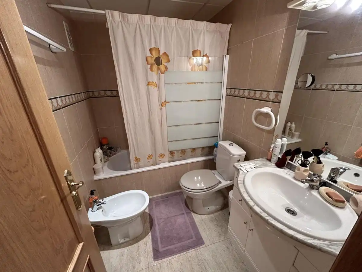 Baño de Apartamento en venta en La Ràpita con Aire acondicionado, Calefacción y Terraza