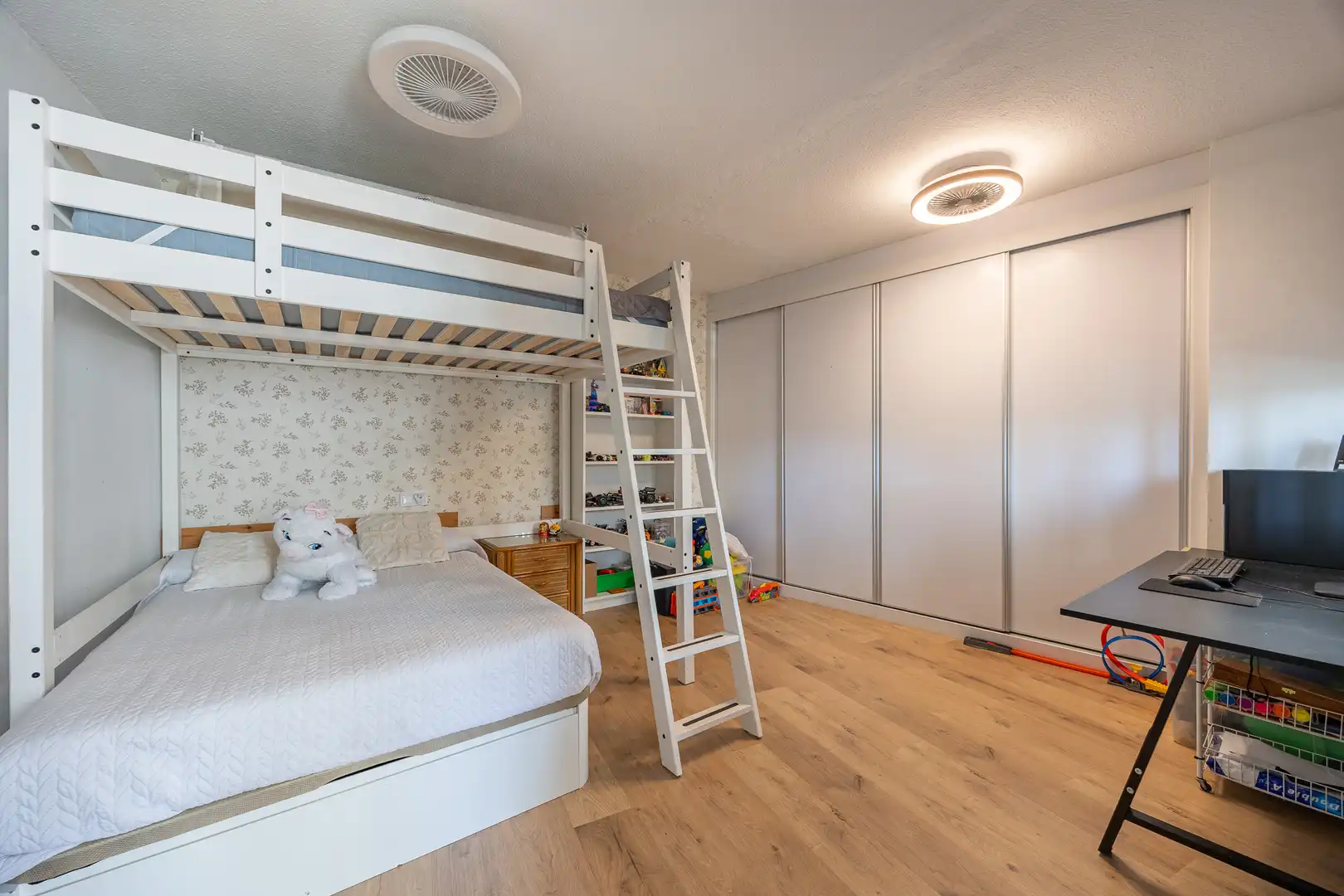 Bedroom of Flat for sale in Benidorm  with Swimming Pool, Furnished and Community pool