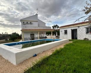 Vista exterior de Casa o xalet de lloguer en Mairena del Alcor amb Aire condicionat, Terrassa i Piscina