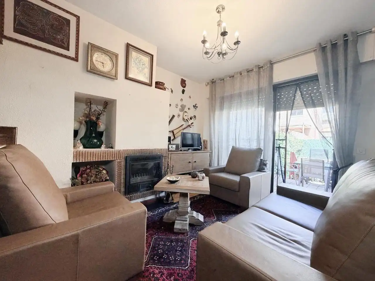Sala d'estar de Casa adosada en venda en Getafe amb Aire condicionat, Jardí privat i Terrassa
