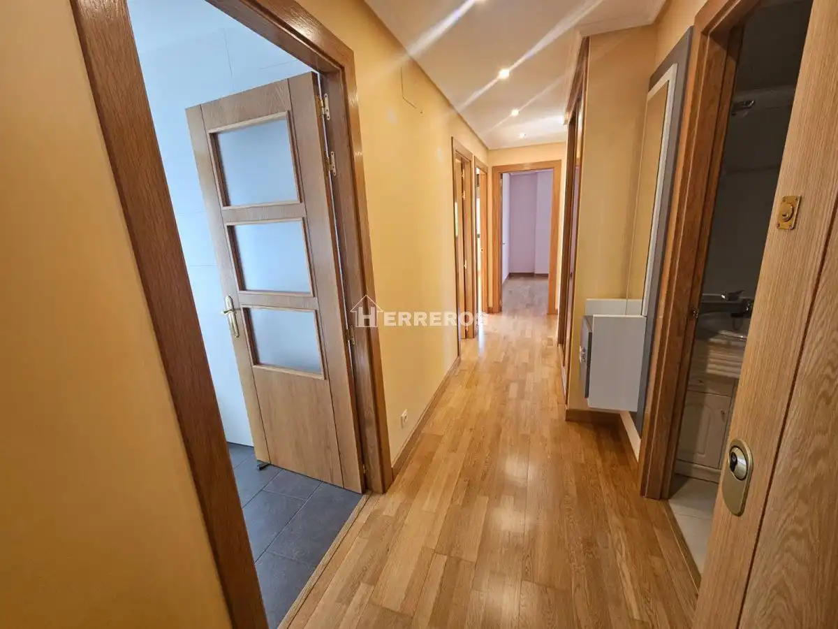 Pis en venda en  Logroño amb Calefacció, Parquet i Traster