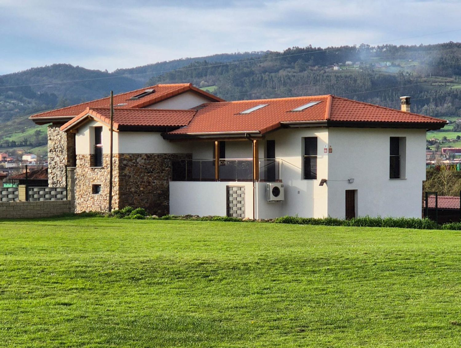 Vista exterior de Casa o xalet en venda en Valdés - Luarca amb Calefacció, Terrassa i Traster