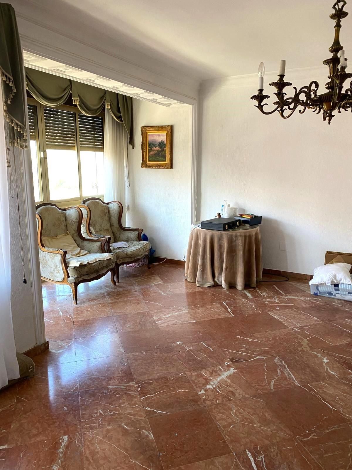 Living room of Flat for sale in  Sevilla Capital  with Air Conditioner, Heating and Parquet flooring