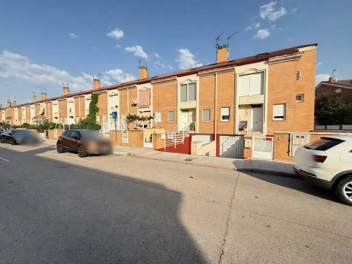 Vista exterior de Casa o xalet en venda en Azuqueca de Henares amb Aire condicionat, Calefacció i Terrassa