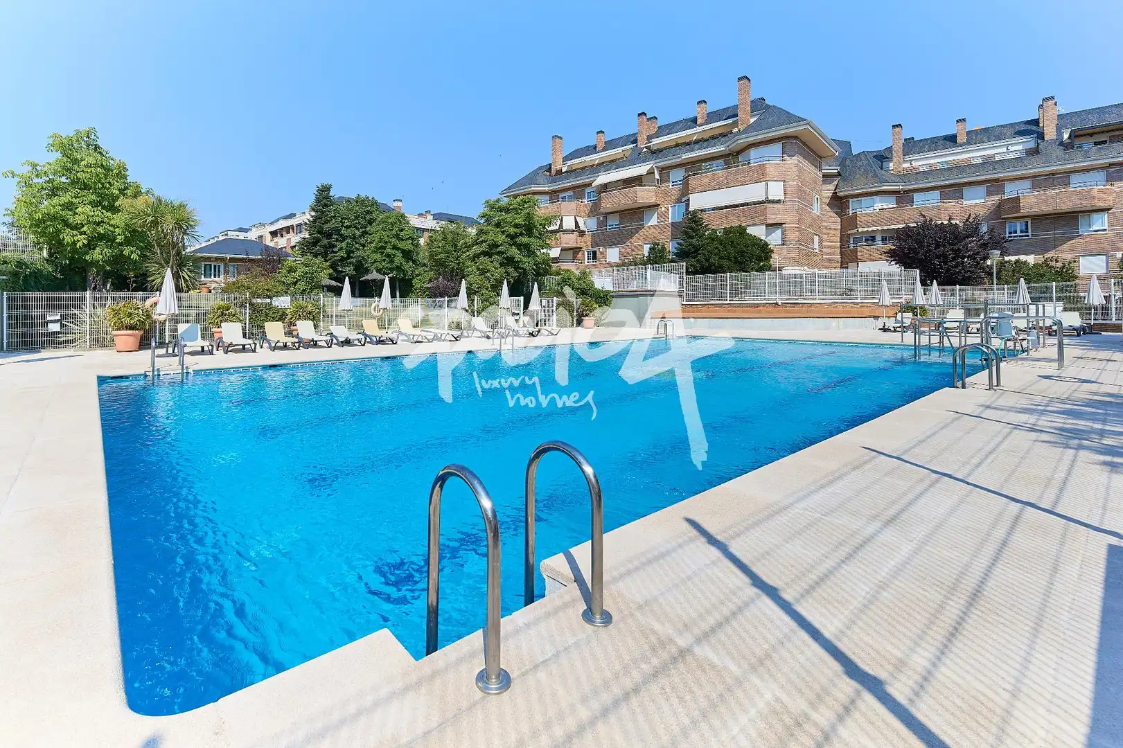 Schwimmbecken von Dachboden zum Verkauf in Majadahonda mit Heizung, Terrasse und Abstellraum