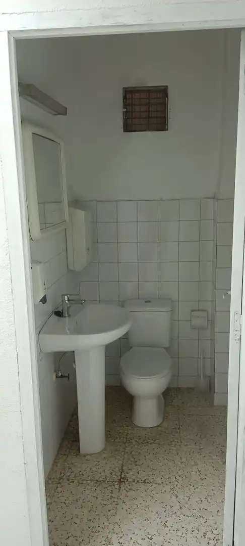 Bany de Local de lloguer en Huelva