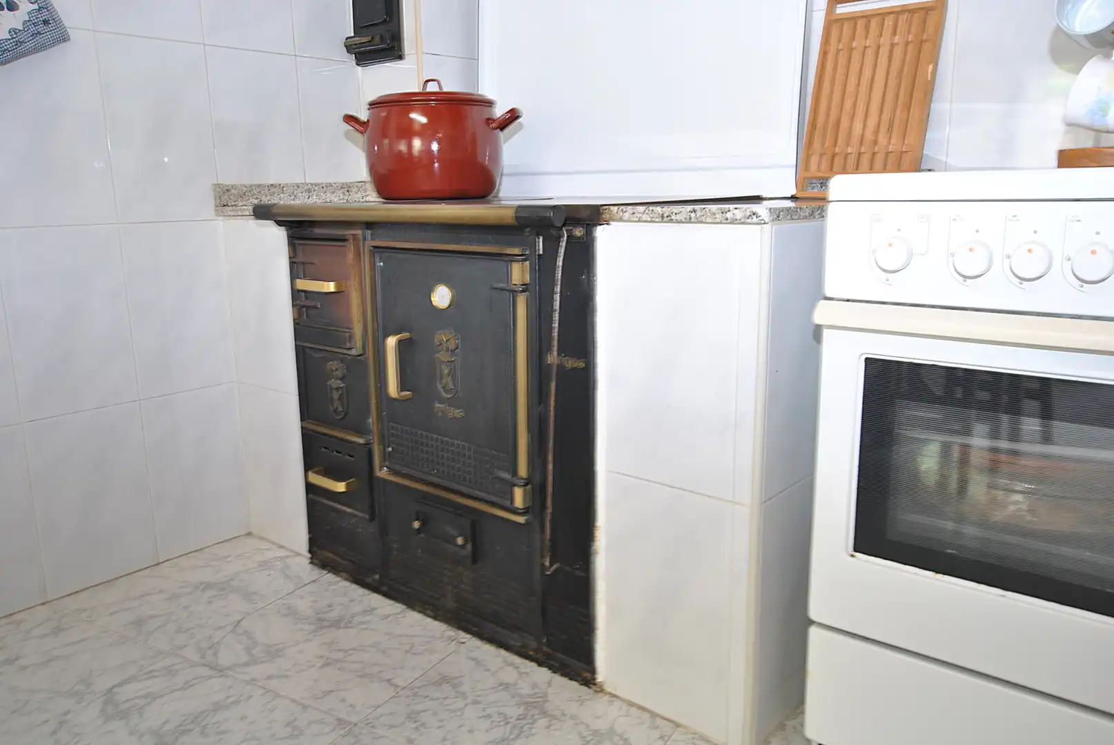 Cocina de Casa adosada en venta en A Arnoia con Terraza, Trastero y Horno