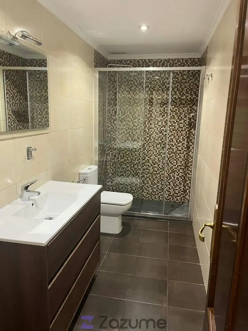 Bathroom of Flat for rent in Salamanca  with Heating, Parquet flooring and Terrace