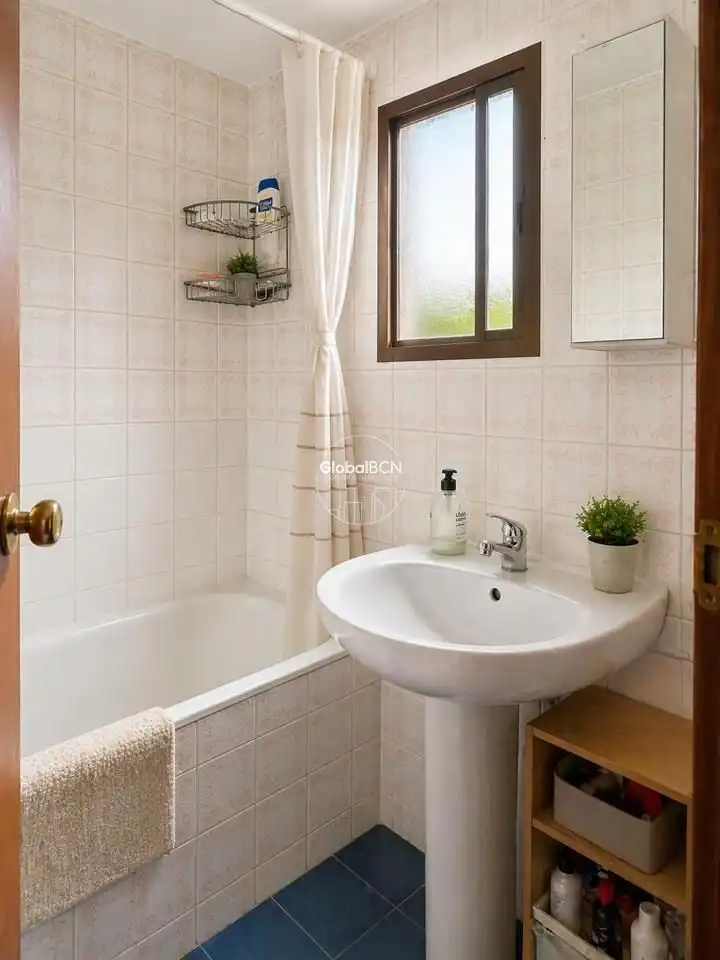 Bathroom of Flat for sale in Barcelona  with Air Conditioner