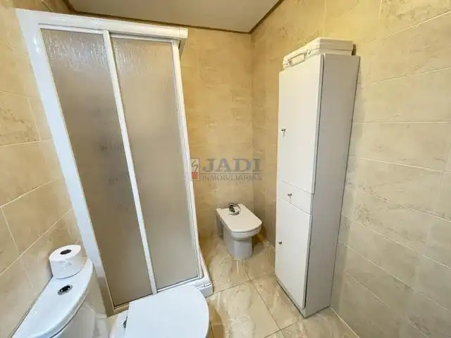 Baño de Apartamento en venta en Valdepeñas con Aire acondicionado, Calefacción y Amueblado