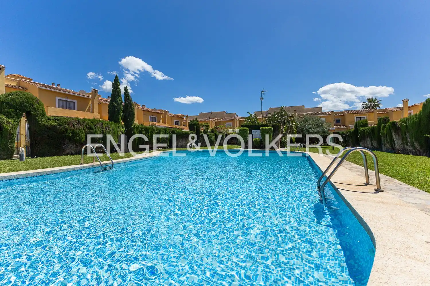 Piscina de Casa o chalet en venta en Dénia con Aire acondicionado, Calefacción y Jardín privado