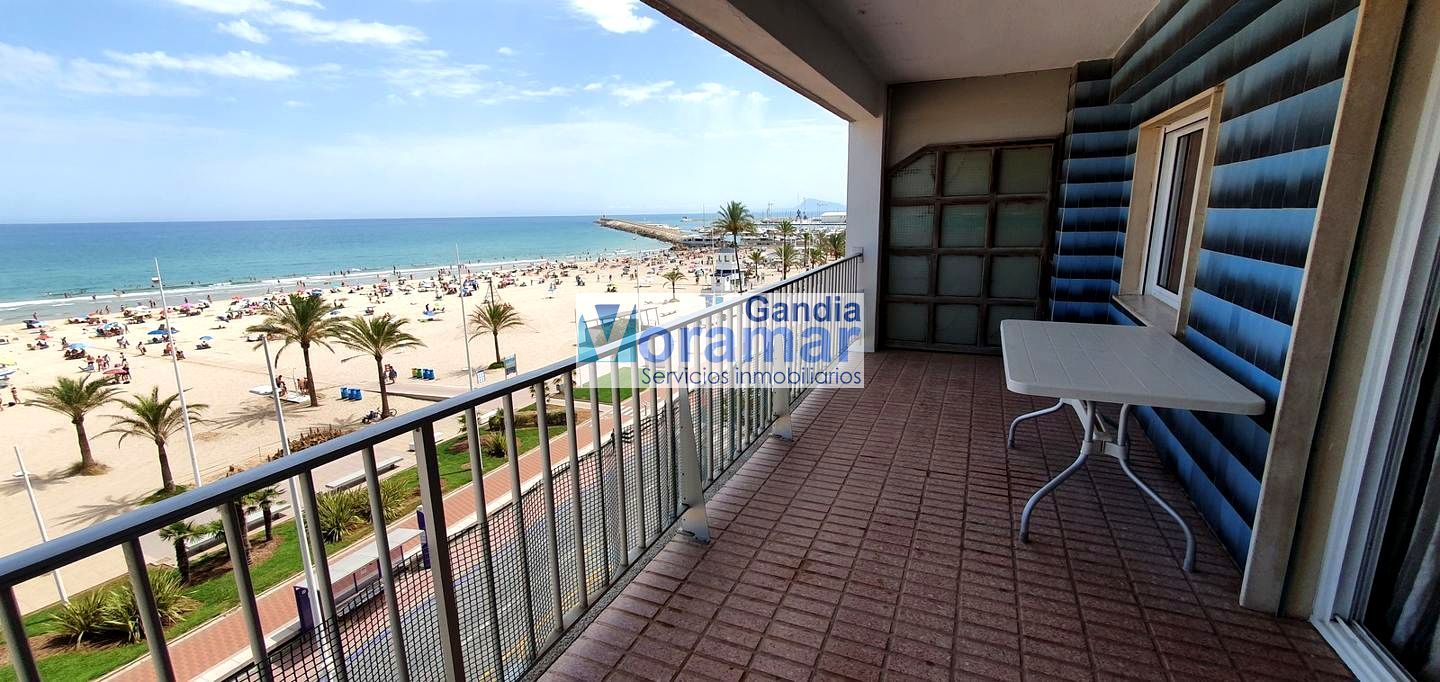 Dormitori de Apartament de lloguer en Gandia amb Terrassa, Moblat i Piscina comunitària