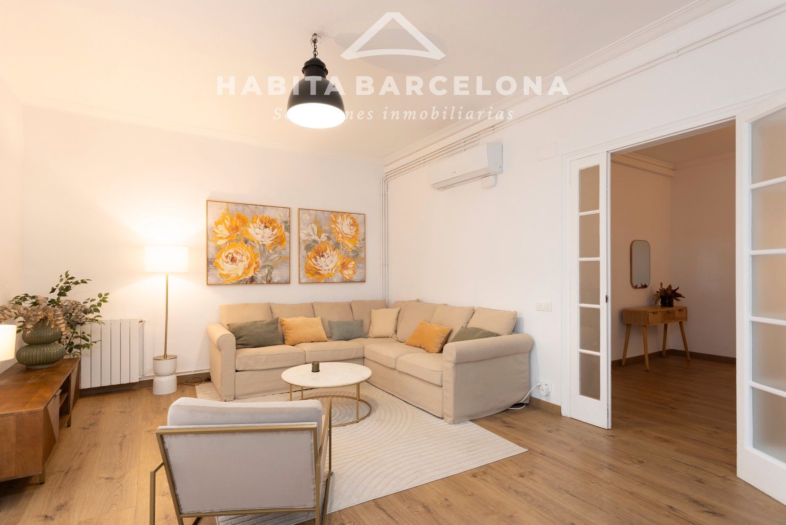 Living room of Flat to rent in  Barcelona Capital  with Air Conditioner, Heating and Parquet flooring