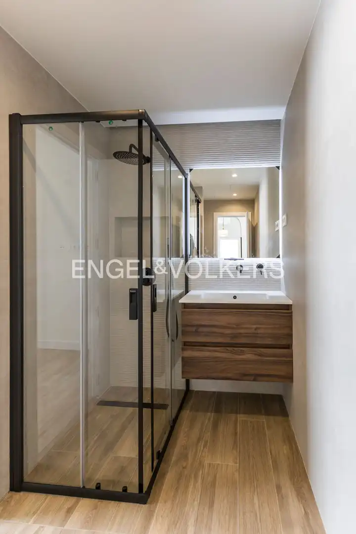 Bathroom of Flat for sale in Madrid  with Air Conditioner and Heating