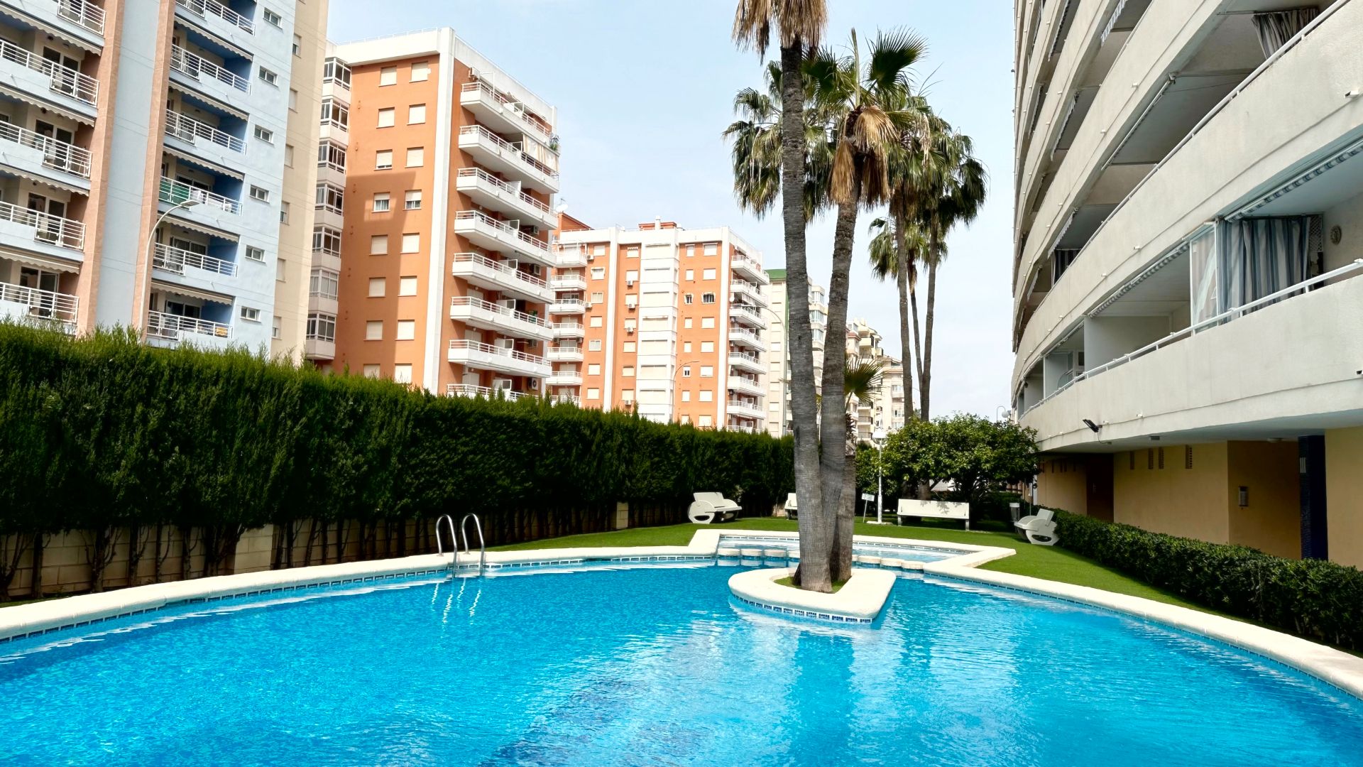 Piscina de Apartament de lloguer en Gandia amb Aire condicionat, Calefacció i Terrassa