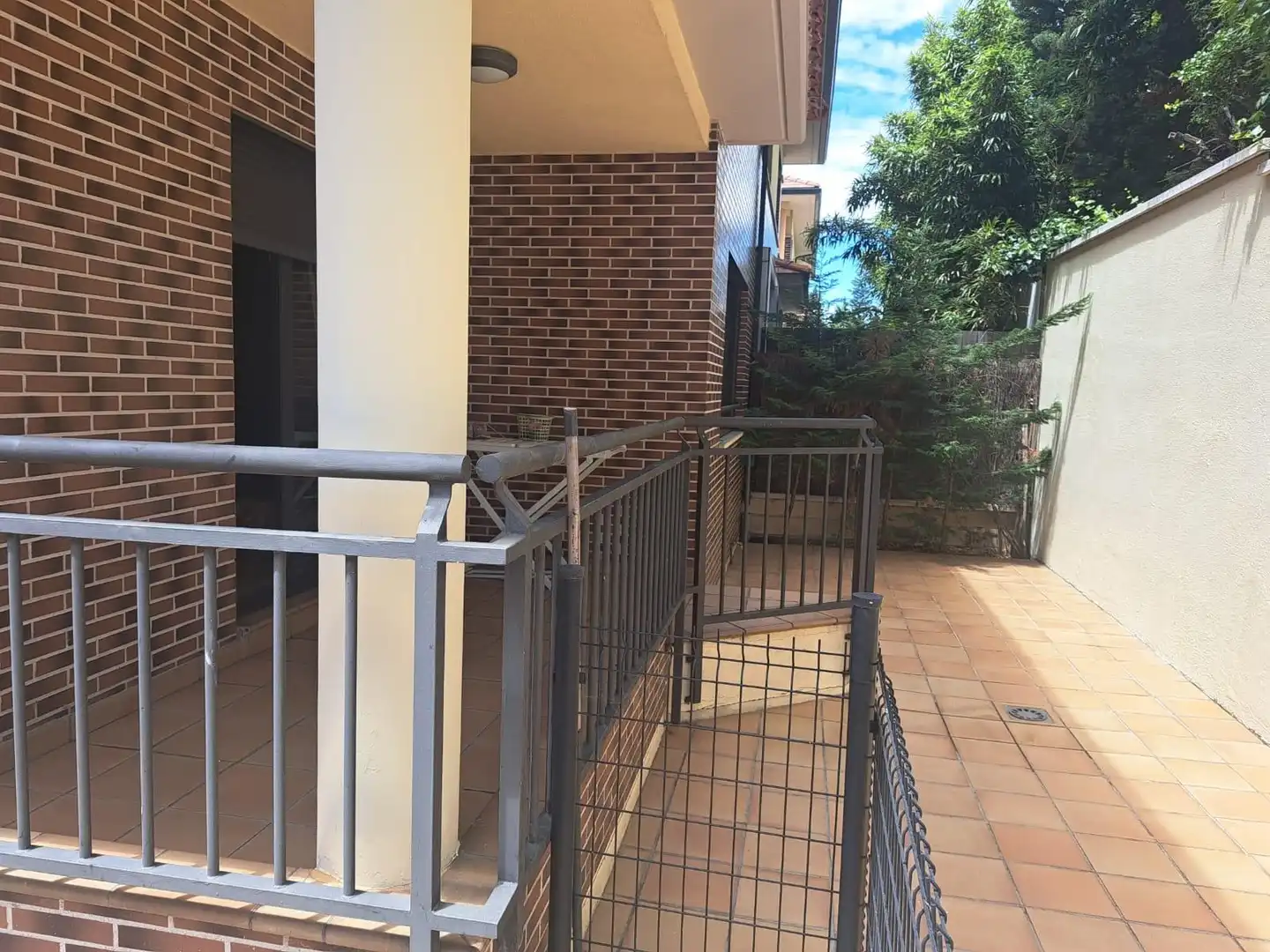 Terrasse von Einfamilien-Reihenhaus zum Verkauf in Valladolid mit Klimaanlage, Heizung und Privatgarten