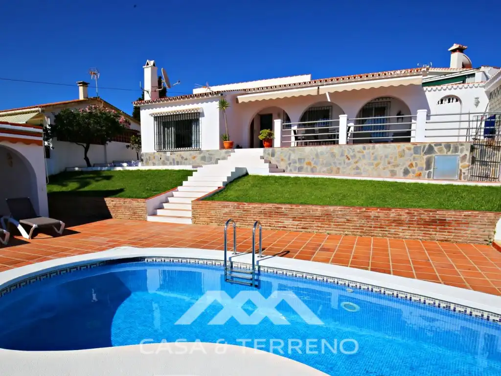 Vista exterior de Casa o chalet en venta en Vélez-Málaga con Aire acondicionado, Piscina y TV