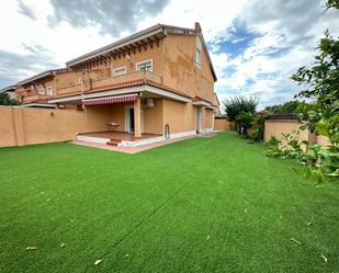 Jardí de Casa adosada en venda en Talavera de la Reina amb Aire condicionat i Terrassa