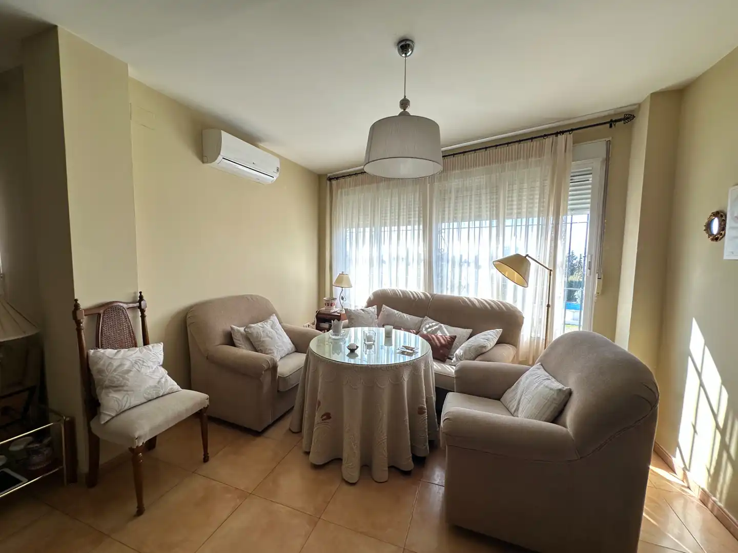 Sala d'estar de Casa o xalet en venda en Úbeda amb Aire condicionat, Jardí privat i Terrassa