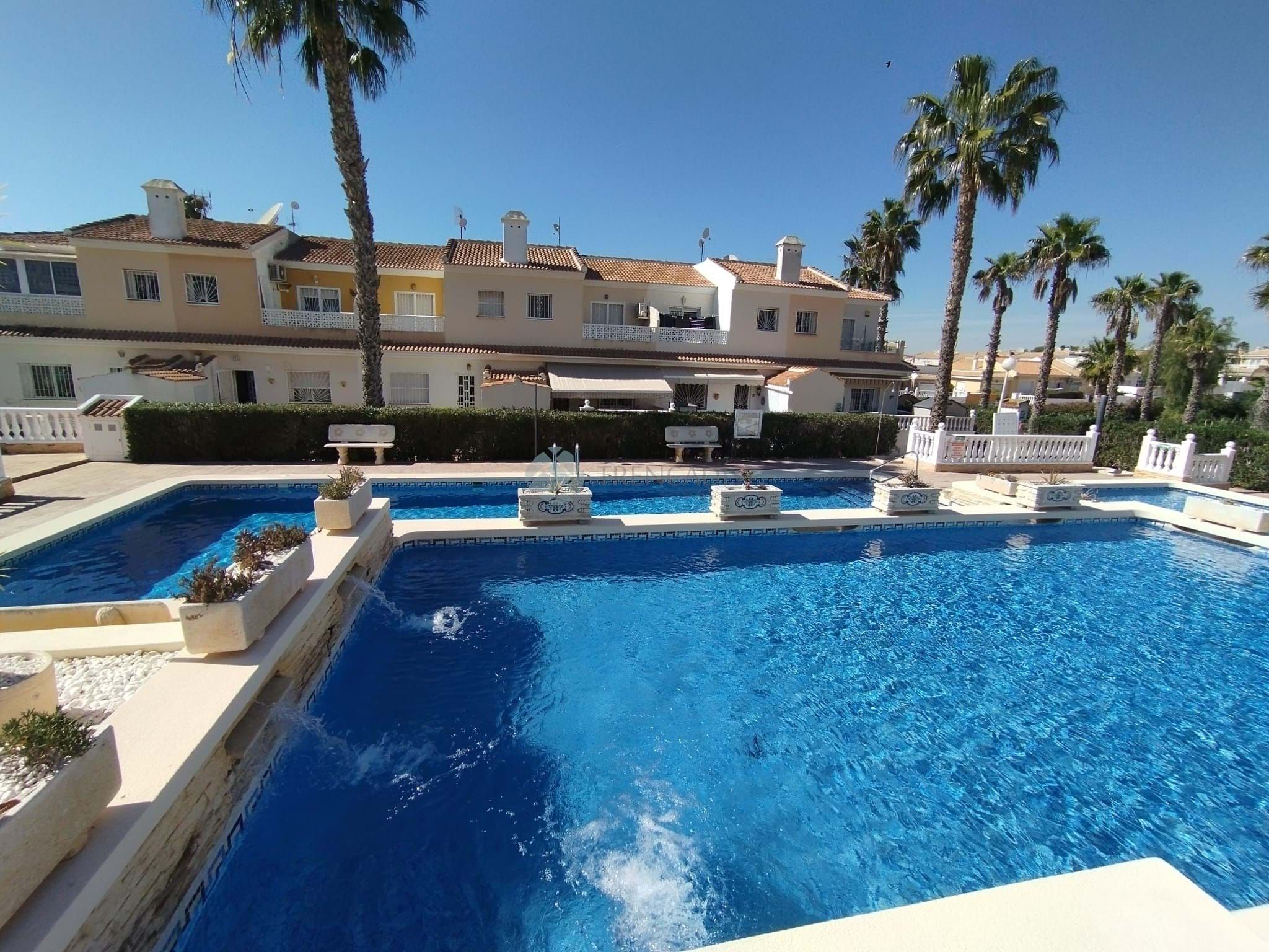 Piscina de Casa adosada en venda en Benijófar