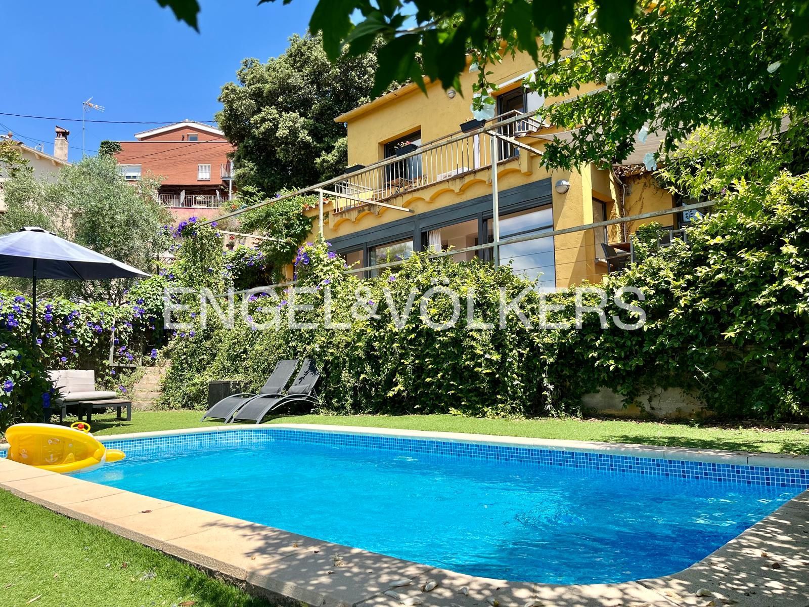 Vista exterior de Casa o xalet en venda en Sant Cugat del Vallès amb Aire condicionat, Calefacció i Jardí privat