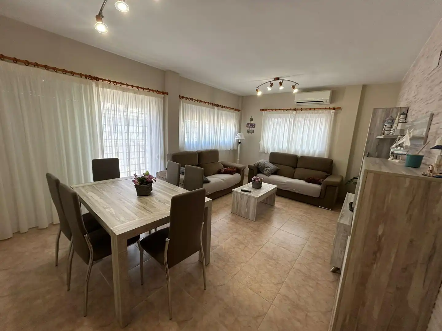 Wohnzimmer von Einfamilien-Reihenhaus zum Verkauf in Cullera mit Klimaanlage, Terrasse und Möbliert