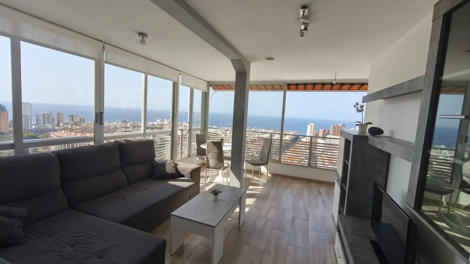 Wohnzimmer von Wohnungen zur Miete in Benidorm mit Klimaanlage, Abstellraum und Möbliert