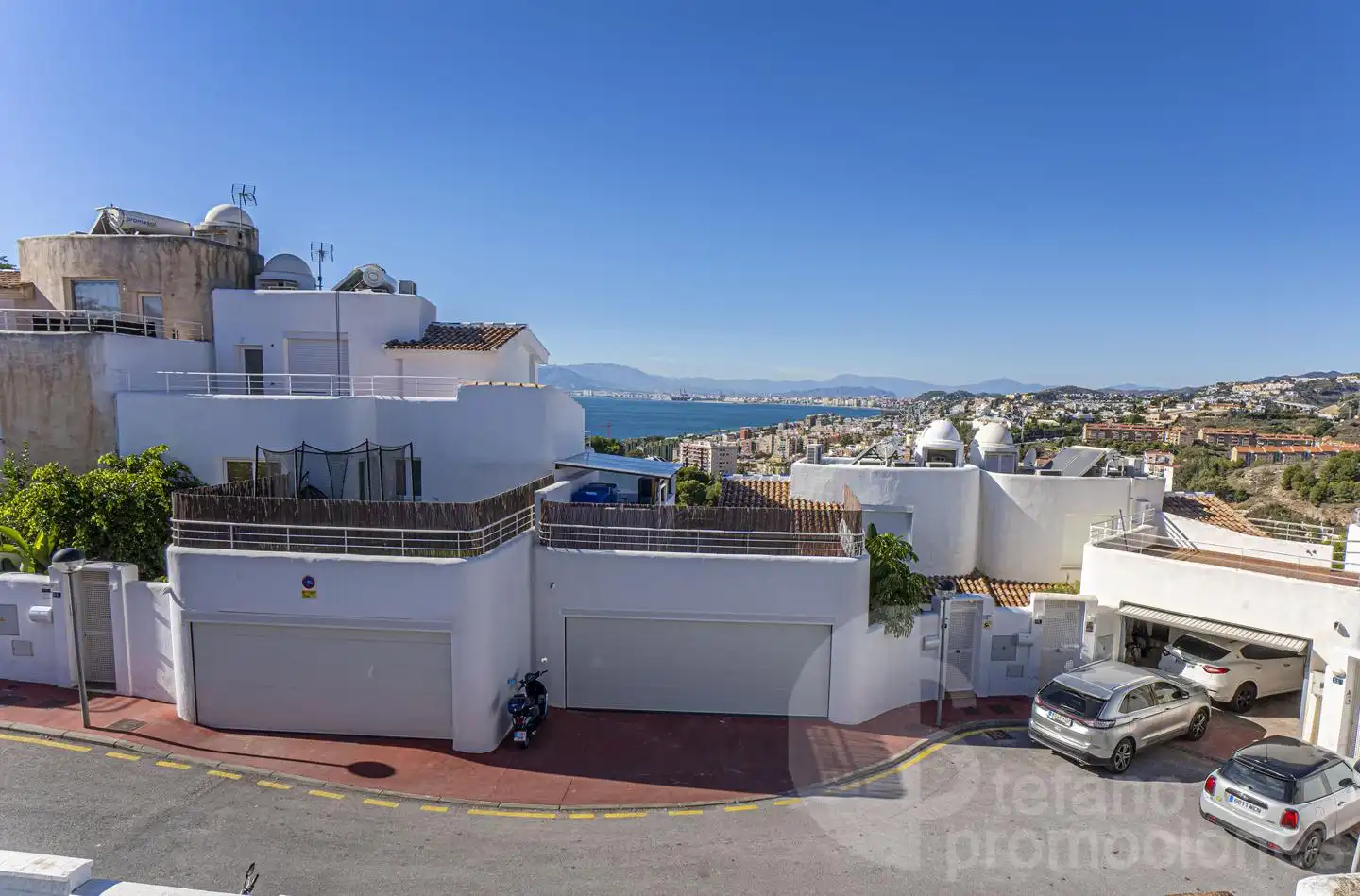 Vista exterior de Casa adosada en venda en Málaga amb Aire condicionat, Calefacció i Jardí privat